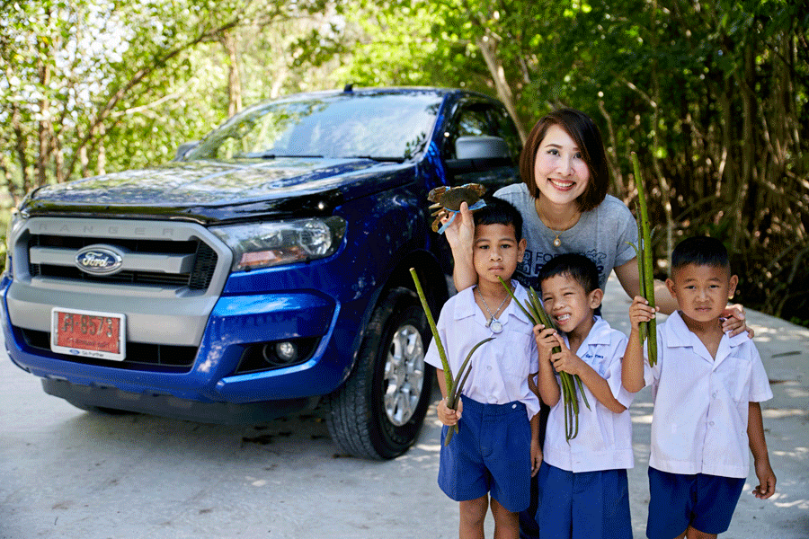 นางสาวศุภรางศุ์ อนุชปรีดา ผู้อำนวยการฝ่ายสื่อสารองค์กร ฟอร์ด ประเทศไทย ปลูกป่าร่วมกับเด็กไทยหัวใจแกร่ง