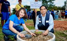 นายภิรมย์ ชุมนุม นายอำเภอวังจันทร์ ร่วมกันปลูกต้นจันทร์ซึ่งเป็นต้นไม้ประจำอำเภอวังจันทร์ กับ นางสาวศุภรางศุ์ อนุชปรีดา ผู้อำนวยการฝ่ายสื่อสารองค์กร ฟอร์ด ประเทศไทย