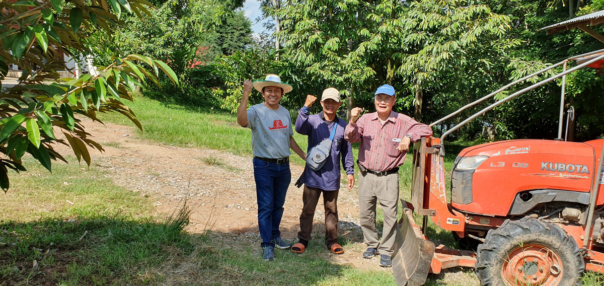 ผู้ช่วยสำคัญทำหน้าที่ขุดหลุมดินดานเพื่อปลูกทุเรียนคือ KUBOTA L 3608 รุ่นปี 53...ซื้อมาประจำการตั้งแต่เริ่มต้นทำสวนใหม่ๆ สภาพยังแกร่งทรหดเหมือนเดิม 