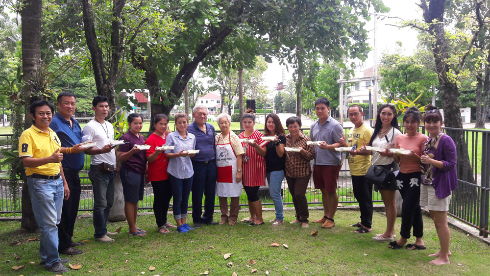 ลุงพร สอนอาชีพ (เสื้อเหลือง-ซ้ายสุด) ถ่ายภาพกับ อาจารย์ลุงตระการ และอาจารย์ป้าสิรินารถ ทรงสายตระกูล กับผู้เรียน...