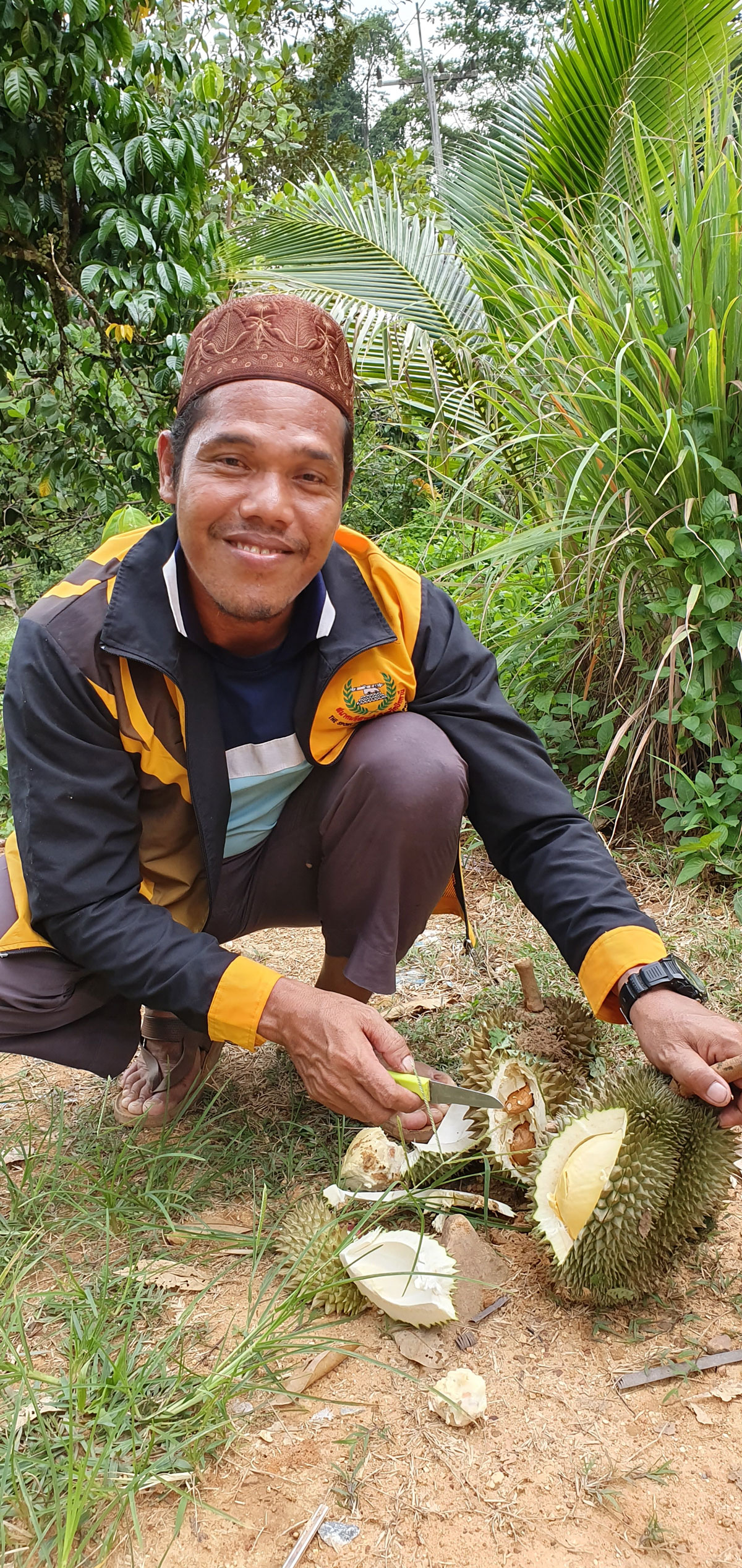 คุณสะอูดี อาแว ปอกทุเรียนให้กิน...