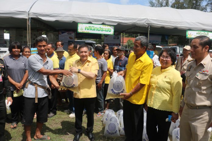 จังหวัดกระบี่ จัดงานโครงการคลินิกเกษตรเคลื่อนที่เฉลิมพระเกียรติ บูรณาการร่วมกับโครงการจังหวัดเคลื่อนที่ ให้บริการแก่พี่น้องเกษตรกร