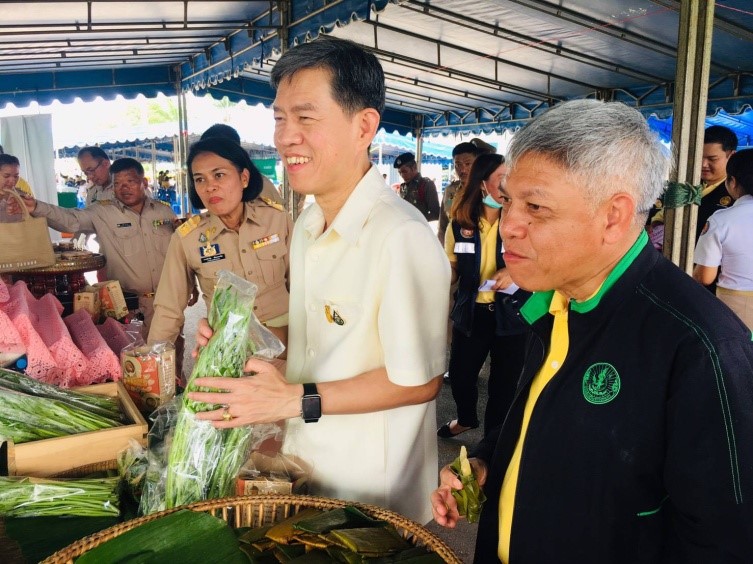 นายสุรศักดิ์ เจริญศิริโชติ ผู้ว่าราชการจังหวัดระยอง เยี่ยมชมบูธจำหน่ายผักปลอดภัย อำเภอเขาชะเมา 