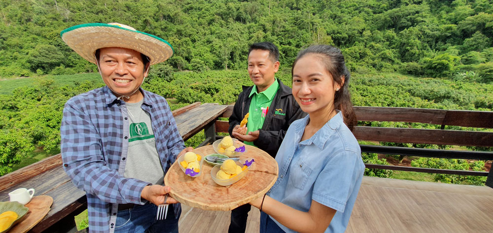 คุณวิษณุ จันทร์หอม ผู้บริหาร ธ.ก.ส.สาขาเขาใหญ่ (คนกลาง) ผู้นำพาทีมงานเกษตรก้าวไกลให้มาพบเกษตรกรคนเก่ง