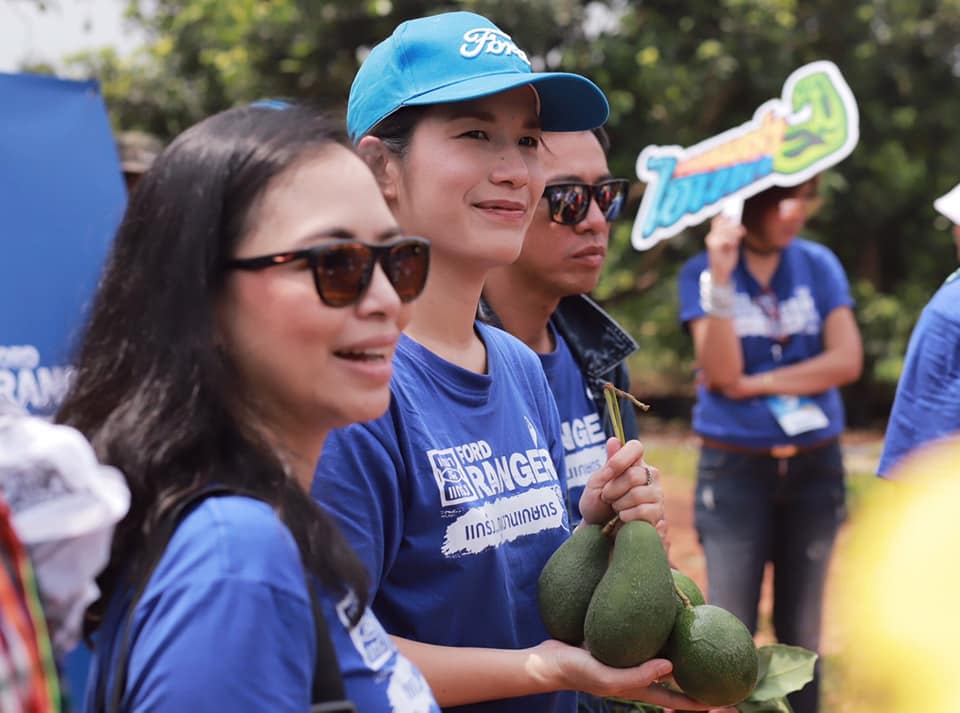 คุณออม-กมลชนก ประเสริฐสม ผอ.ฝ่ายสื่อสารองค์กร ฟอร์ด ประเทศไทย และตลาดอาเซียน กำลังลุยสวนอะโวคาโด ที่ อ.ปากช่อง จ.นครราชสีมา