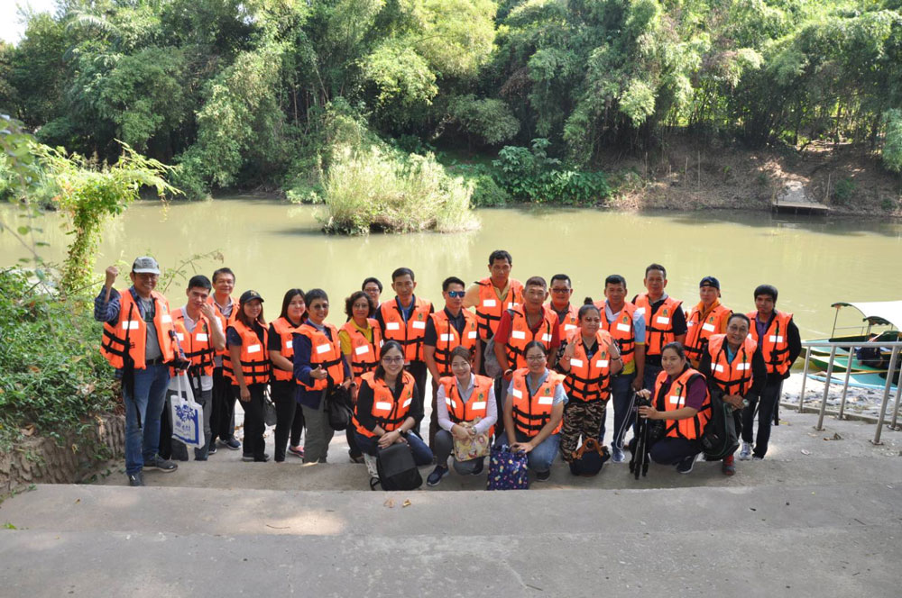 คณะสื่อมวลชน เตรียมลงเรือสำรวจแม่น้ำนครนายก