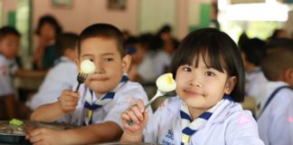 หอการค้าญี่ปุ่น-กรุงเทพ มูลนิธิเจริญโภคภัณฑ์พัฒนาชีวิตชนบท ซีพีเอฟ ร่วมส่งมอบโครงการเลี้ยงไก่ไข่เพื่ออาหารกลางวันนักเรียน ปีที่ 20