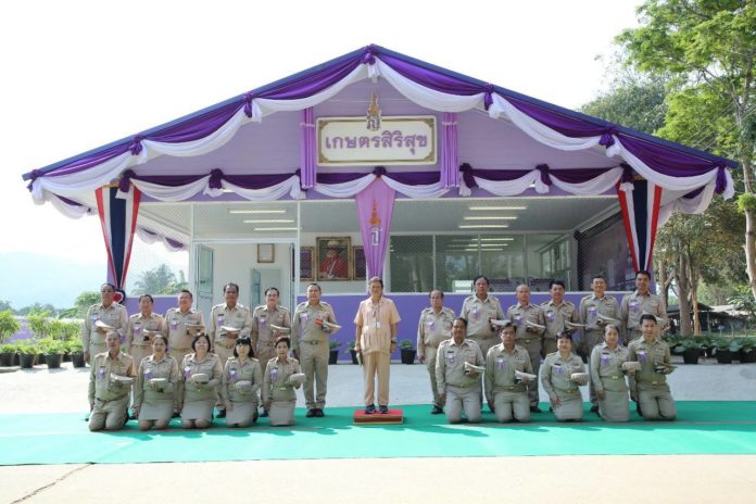 ทรงเปิดอาคาร “เกษตรสิริสุข” ที่โรงเรียน ตชด.บ้านย่านซื่อ จ.ประจวบคีรีขันธ์