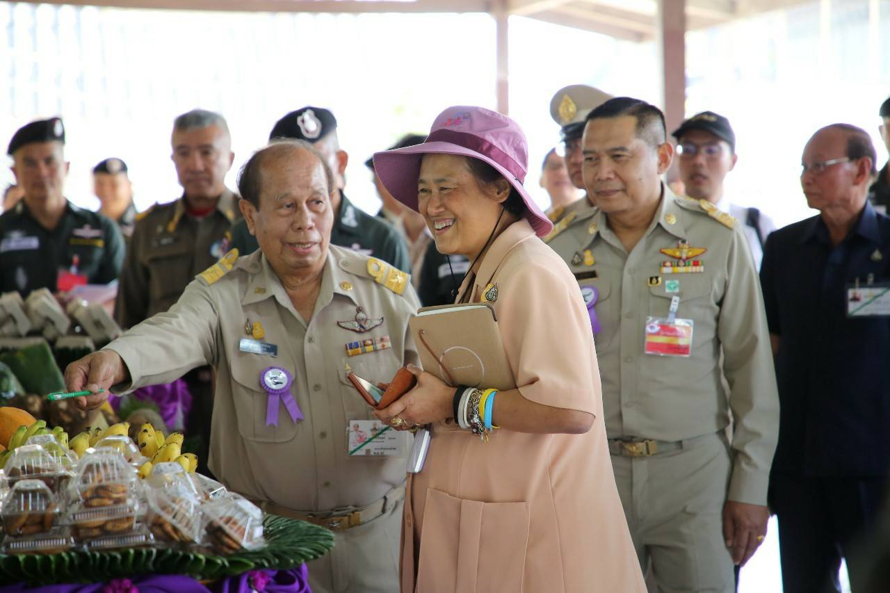 ทรงเปิดอาคาร “เกษตรสิริสุข” ที่โรงเรียน ตชด.บ้านย่านซื่อ จ.ประจวบคีรีขันธ์