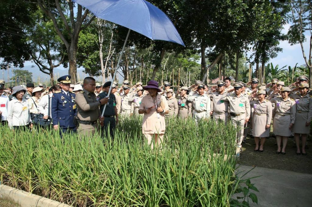 ทรงเปิดอาคาร “เกษตรสิริสุข” ที่โรงเรียน ตชด.บ้านย่านซื่อ จ.ประจวบคีรีขันธ์