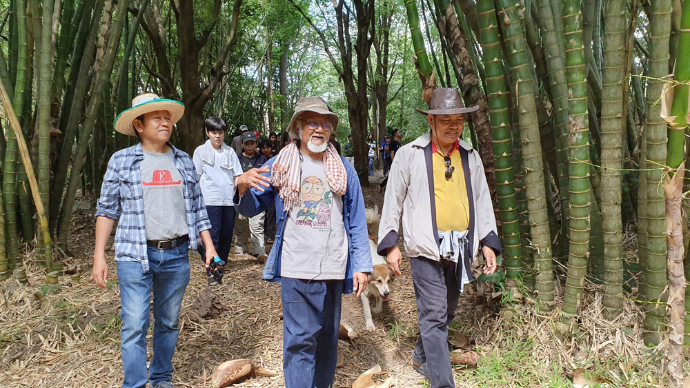 ทีมงานเกษตรก้าวไกล พูดคุยเรื่องไผ่กับลุงโชค และ ดร.ธัญพิสิษฐ์ พวงจิก เมื่อปลายปี 62 ซึ่งในครั้งนั้นลุงโชค เล่าให้ฟังว่าไผ่ภาคใต้หลากหลายมาก จึงตั้งใจจะล่องใต้ไปพบปะแลกเปลี่ยนกับเกษตรกรในจังหวัดต่างๆ