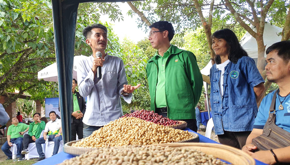 คุณก้อง กับ คุณอภิชาติ กรมาทิตย์สุข ผู้อำนวยการสำนักงาน ธ.ก.ส. จังหวัดระนอง 