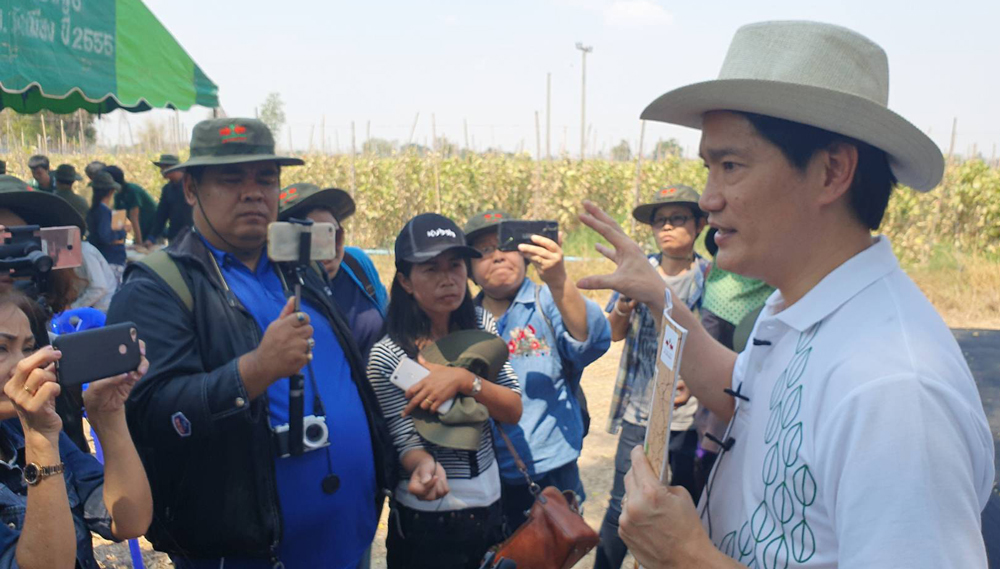 คุณวิชัย เหล่าเจริญพรกุล ผู้จัดการทั่วไปบริษัท อีสท์ เวสท์ ซีด จำกัด ขณะให้สัมภาษณ์สื่อมวลชน...