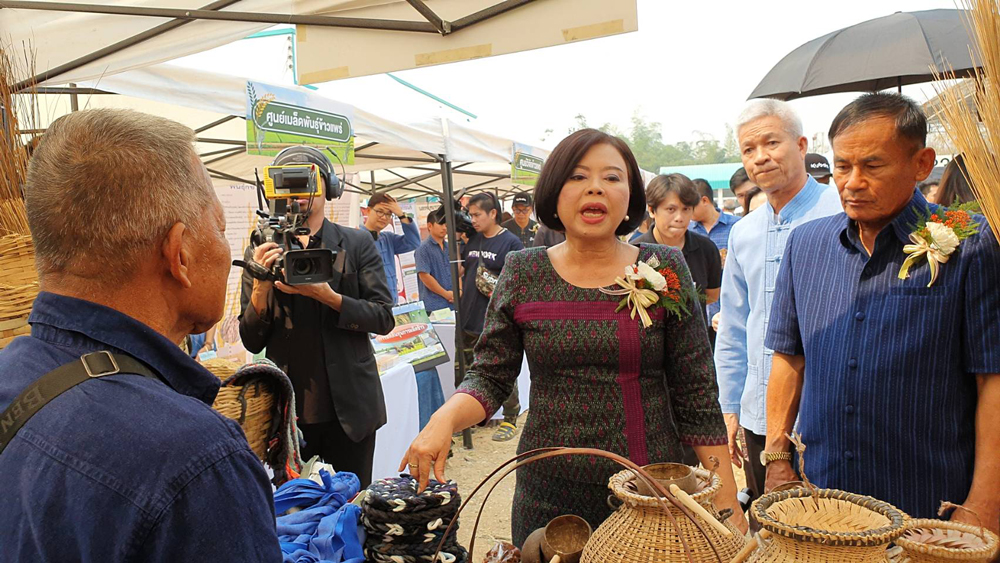 ประธานในพิธีเดินเยี่ยมชมผลิตภัณฑ์ชุมชน