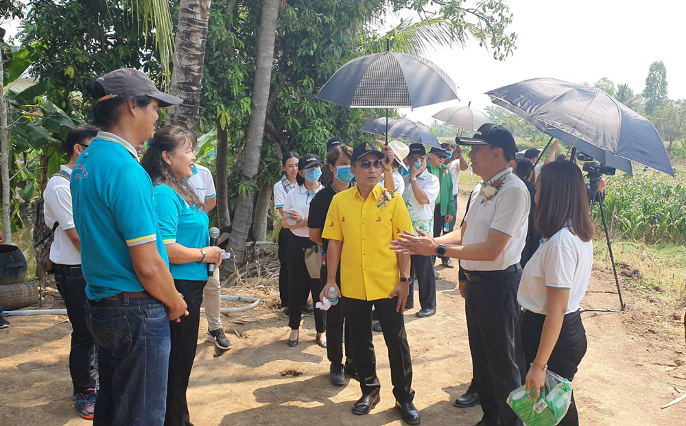 ประธานในพิธีเดินเยี่ยมชมบริเวณศูนย์เรียนรู้ฯ