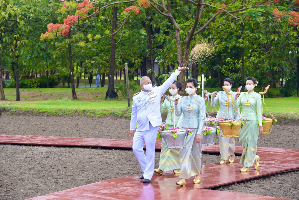 หว่านข้าวในแปลงนาสาธิต สวนจิตรลดา ในโอกาสวันพืชมงคล ๒๕๖๔ (รวมภาพ)