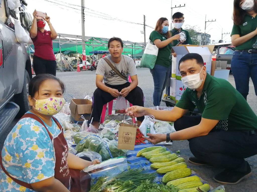  เมล็ดพันธุ์ตราศรแดง ร่วมกับตลาดสี่มุมเมือง จัดกิจกรรมร่วมใจฝ่าวิกฤตCovid-19 แจกอุปกรณ์ป้องกันและเมล็ดพันธุ์ให้กับรถเร่ขายกับข้าว 