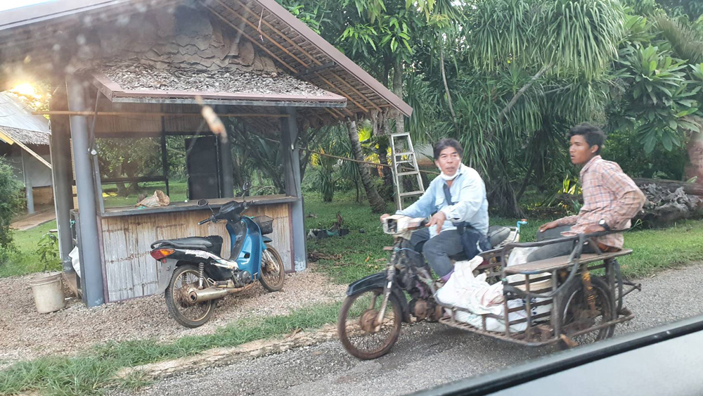 คุณสมชาย บอกว่ามีความสุขกับอาชีพเกษตรกร และมีร้านค้าอยู่หน้าบ้านของตนเอง