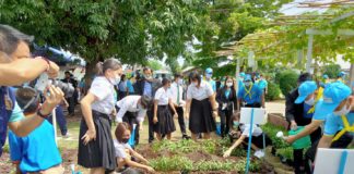 นิสิต ม.เกษตรฯ ร่วมกิจกรรมจิตอาสา “ปันสุข ปลูกรัก” สอนเพาะเห็ดและปลูกผักสวนครัวในโอกาสวันแม่