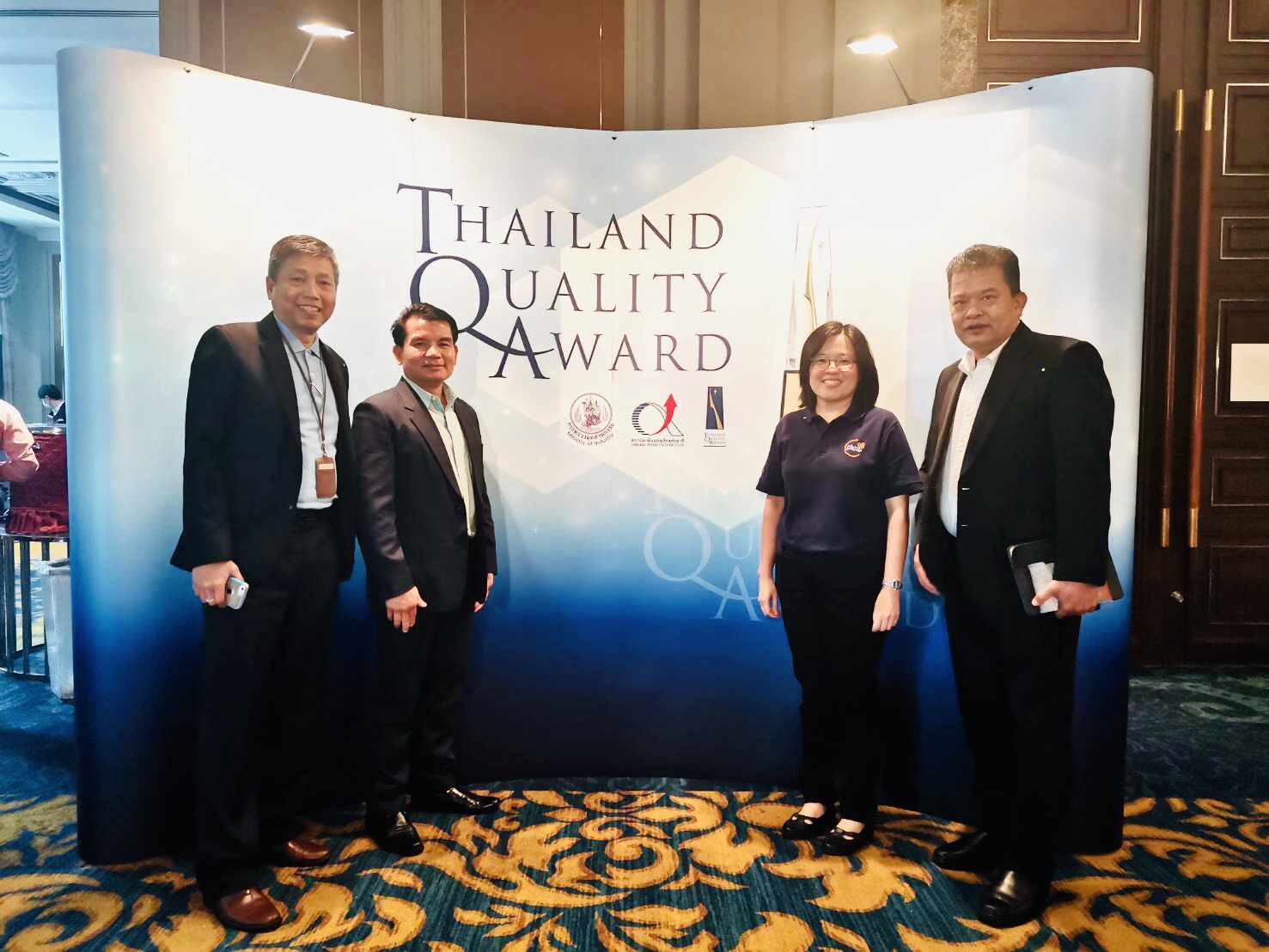 ธ.ก.ส. ร่วมงาน Thailand Quality Award 2019 Winner Conference นายสันติ เจริญสุข และนายภานิต ภัทรสาริน ผู้ช่วยผู้จัดการธนาคารเพื่อการเกษตรและสหกรณ์การเกษตร (ธ.ก.ส.) พร้อมด้วยผู้บริหารและพนักงาน ร่วมงานสัมมนา "Thailand Quality Award 2019 Winner Conference" จัดโดยสำนักงานรางวัลคุณภาพแห่งชาติ ซึ่งมีวัตถุประสงค์เพื่อเผยแพร่วิธีปฏิบัติในการนำองค์กรสู่ความเป็นเลิศจากองค์กรที่ได้รับรางวัลในปี 2562 รวมถึงส่งเสริมแนวทางการบริหารจัดการตามเกณฑ์รางวัลคุณภาพแห่งชาติ (TQA) และสร้างความตระหนักให้แก่องค์กรอื่น ๆ ถึงประโยชน์ที่ได้รับจากการนำแนวทางเกณฑ์ TQA ไปประยุกต์ใช้ โดย ธ.ก.ส. เป็นหนึ่งในองค์กรที่ได้รับรางวัลการบริหารสู่ ความเป็นเลิศ (Thailand Quality Class : TQC) นอกจากนี้ นายสันติ เจริญสุข ผู้ช่วยผู้จัดการ ธ.ก.ส. ได้ร่วมเสวนาประสบการณ์เส้นทางแห่งการสั่งสมความรู้และประสบการณ์ หัวข้อ "การสร้างบรรยากาศในการทำงานเพื่อผลการดำเนินงานที่ดี" ณ ห้องเมแฟร์ บอลรูม ชั้น 5 โรงแรม เดอะ เบอร์เคลีย์ ประตูน้ำ กรุงเทพฯ เมื่อวันที่ 6 สิงหาคม 2563