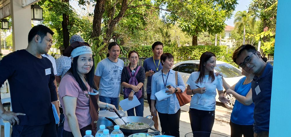 กำลังสอนเรื่องการเจียวน้ำมันไก่ โดย อาจารย์บุญญา พงศาปาน