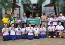 สมาคมการค้าเมล็ดพันธุ์ไทย ร่วมกับโครงการธรรมชาติปลอดภัยฯ และอุทยานแห่งชาติศรีลานนา มอบเมล็ดพันธุ์และปุ๋ยอินทรีย์คุณภาพในโครงการ “ผักดีเพื่อน้อง” ให้กับ 4 โรงเรียนในพื้นที่อุทยานฯ