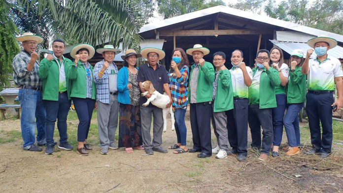 ธ.ก.ส.สตูลเยี่ยมชมจินดารัตน์ฟาร์ม ทะลึง! โรงเรือนเลี้ยงแพะพันธุ์ดี 500 ตัว