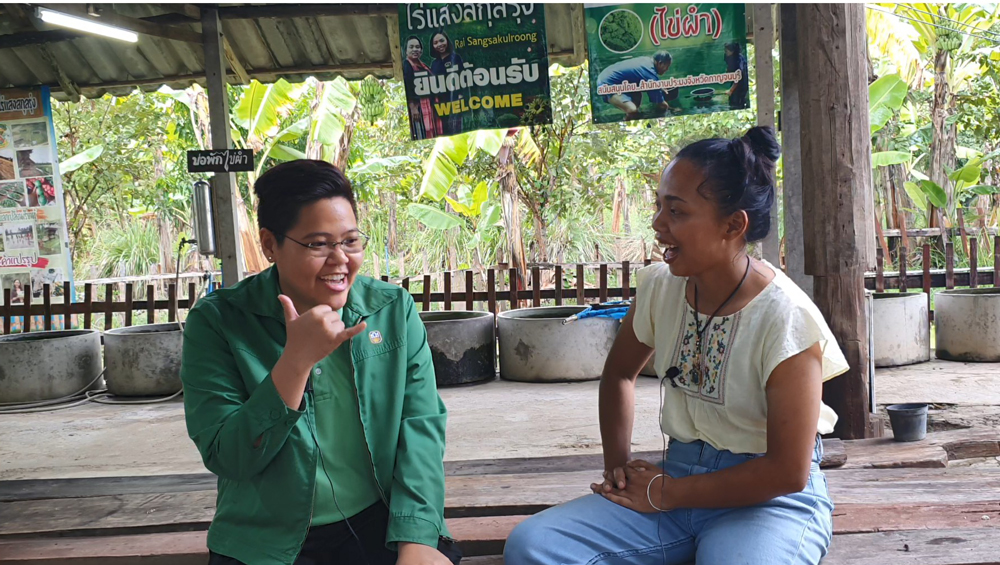 คุณมณฑาทิพย์ รักษากุล พนักงานพัฒนาธุรกิจ ธ.ก.ส. สาขาด่านมะขามเตี้ย จังหวัดกาญจนบุรี เล่าถึงที่มาของโครงการหลุมพอเพียงและครึ่งไร่คลายจน