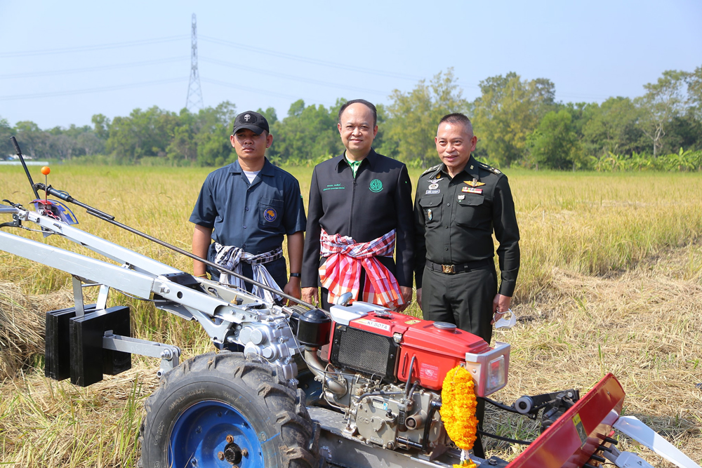 ดร.ทองเปลว กองจันทร์ (คนกลาง) ปลัดกระทรวงเกษตรและสหกรณ์ 