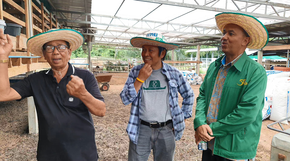 คุณศักดา หมื่นสมาน (คนขวา) ผู้ช่วยผู้อำนวยการ ธ.ก.ส.สำนักงานจังหวัดสตูล นำทีมเยี่ยมชม...