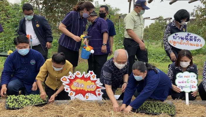 พช.เพชรบุรี : เพชรบุรี ประสานพลัง พื้นที่ต้นแบบ “โคก หนอง นา” Kick off สู่ปฏิบัติการ 90 วัน ปลูกผักสวนครัว เพื่อสร้างความมั่นคงทางอาหาร รอบ 2