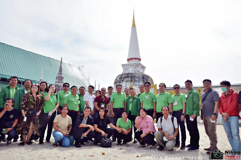 ถ่ายภาพร่วมกันที่วัดพระมหาธาตุวรมหาวิหาร 