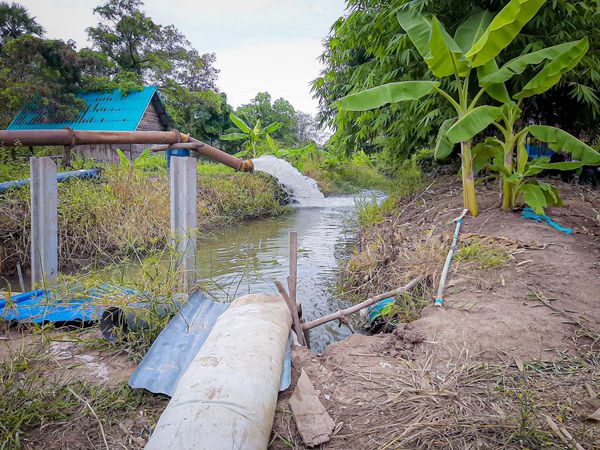 สำนักงานชลประทานที่ 12 สูบน้ำเพื่อเข้าช่วยเหลือบรรเทาปัญหาการขาดแคลนน้ำอุปโภค-บริโภค