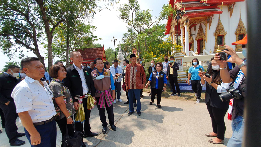 ประชาชนมาร่วมถ่ายรูปในแต่ละจุด