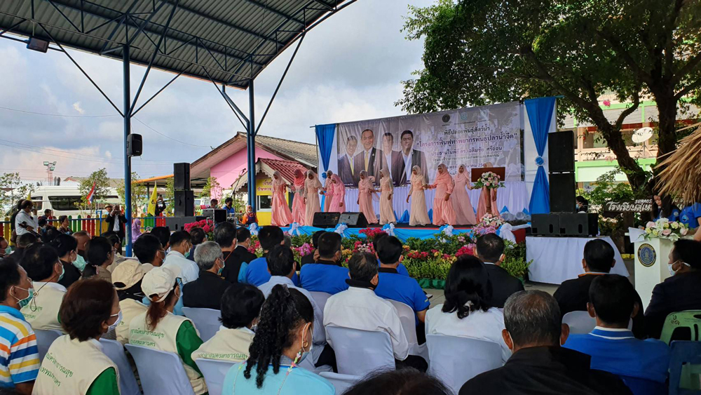 จุดแรกที่โรงเรียนสุเหร่าศาลาแดง เขตหนองจอก มีเยาวชนจัดชุดมาแสดงต้อนรับหลายชุดทีเดียว