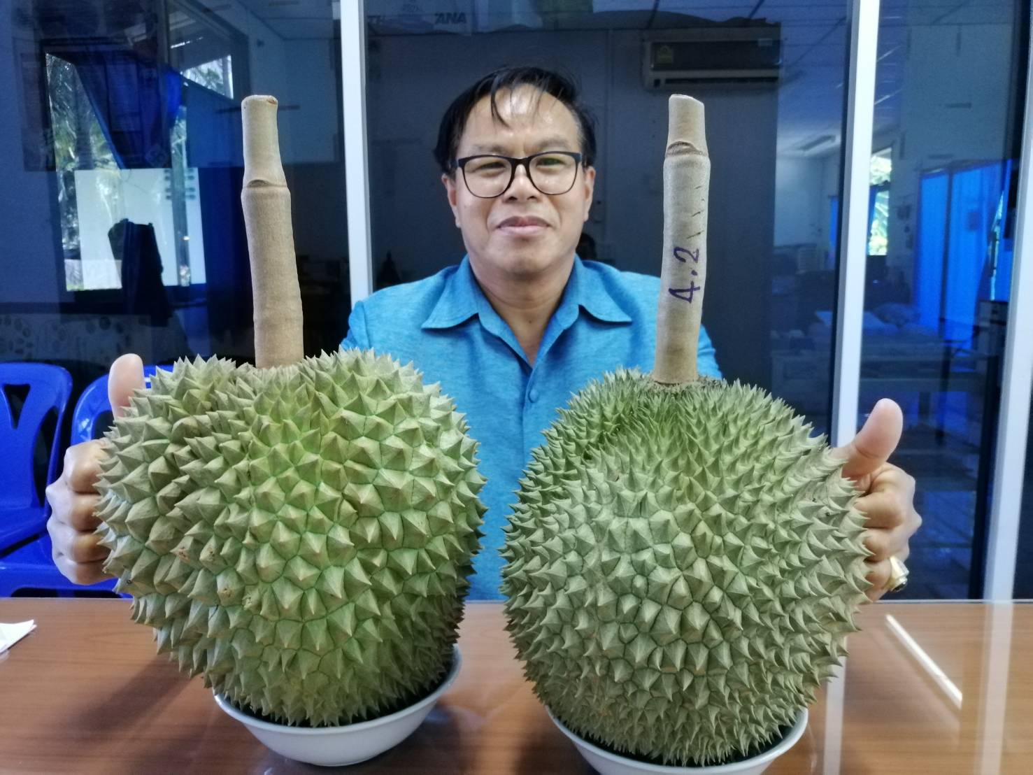 นายมนตรี เชื้อใจ เกษตรจังหวัดกาญจนบุรี กับทุเรียนก้านยาว และหมอนทอง..ผลผลิตคุณภาพที่พร้อมส่งตรงผู้บริโภคคนไทยในฤดูกาลนี้