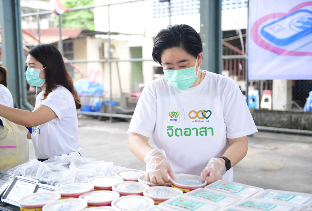 โครงการ “ครัวปันอิ่ม” แจกข้าว 2 ล้านกล่อง สู้ภัยโควิด 