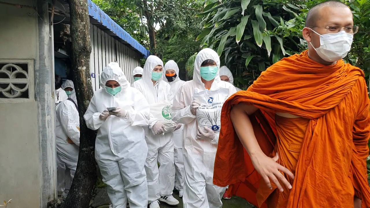 พระมหาทวี โพธิเมธี เจ้าอาวาส วัดพุทธปัญญา นำทีมจิตอาสาแจกข้าวกล่องและสิ่งของจำเป็นช่วยชุมชนหลังวัดพุทธปัญญา ตามโครงการครัวปันอิ่ม..