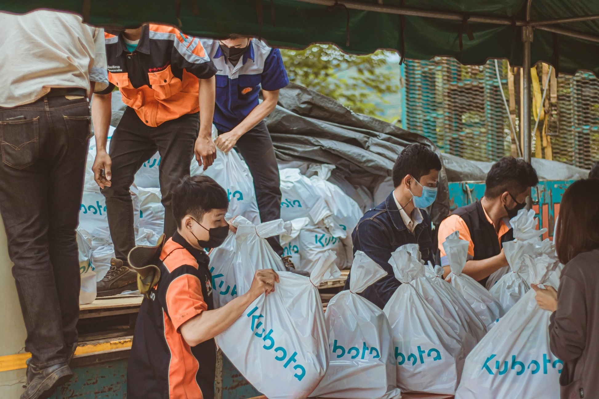 "คูโบต้าพลังใจสู้ภัยน้ำท่วม” มอบถุงยังชีพกว่า 8,800 ชุด ช่วยผู้ประสบอุทกภัยกว่า 180,000 ครัวเรือน ทั่วประเทศ