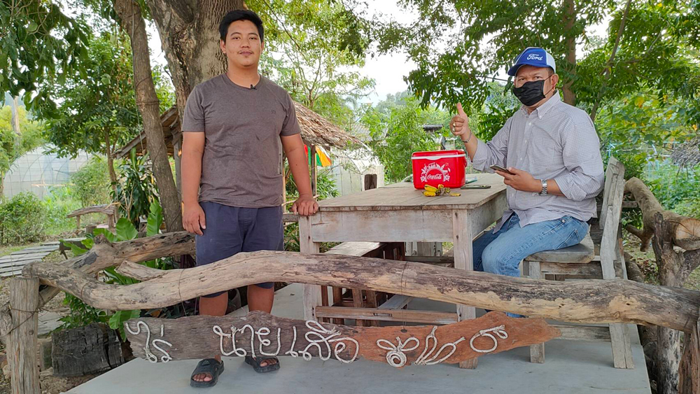 ที่นั่งรับแขก...ร้านสเต็กนายเสืออยู่ใต้ต้นจามจุรีร่มรื่นดีมากๆ