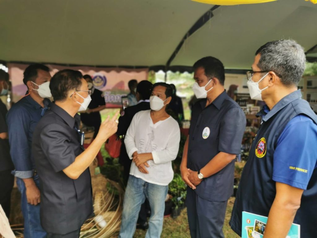 ผู้ว่าฯเปิดงานคลินิกเกษตรเคลื่อนที่ จ.กระบี่ ให้บริการความรู้ 18 เรื่อง พร้อมส่งเสริมอาชีพและขายสินค้า