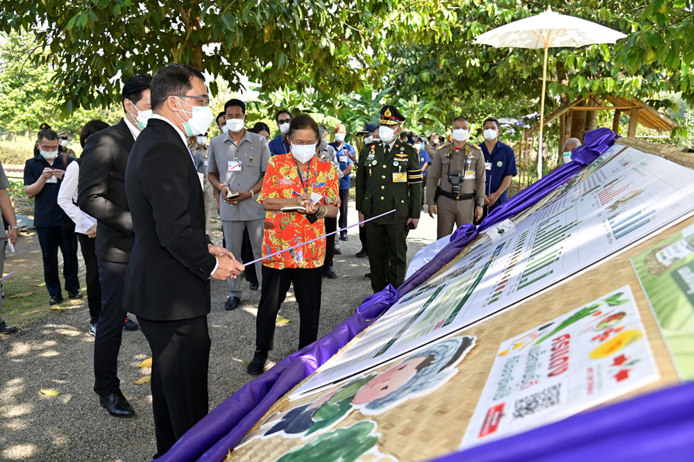 เมล็ดพันธุ์ตราศรแดงทูลเกล้าฯ ถวายเงิน สมเด็จพระกนิษฐาธิราชเจ้า กรมสมเด็จพระเทพรัตนราชสุดาฯ สยามบรมราชกุมารี จากการจำหน่ายซองฉลาดจันกะผัก