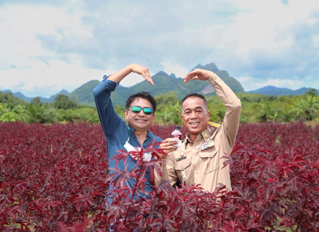 นายพงษ์พันธ์ จงรักษ์ ผู้บริหาร ธ.ก.ส. กางมือเป็นรูปหัวใจ กับนายเชาวลิต ช่วยสงค์ นายกบ้านเชี่ยวหลาน 