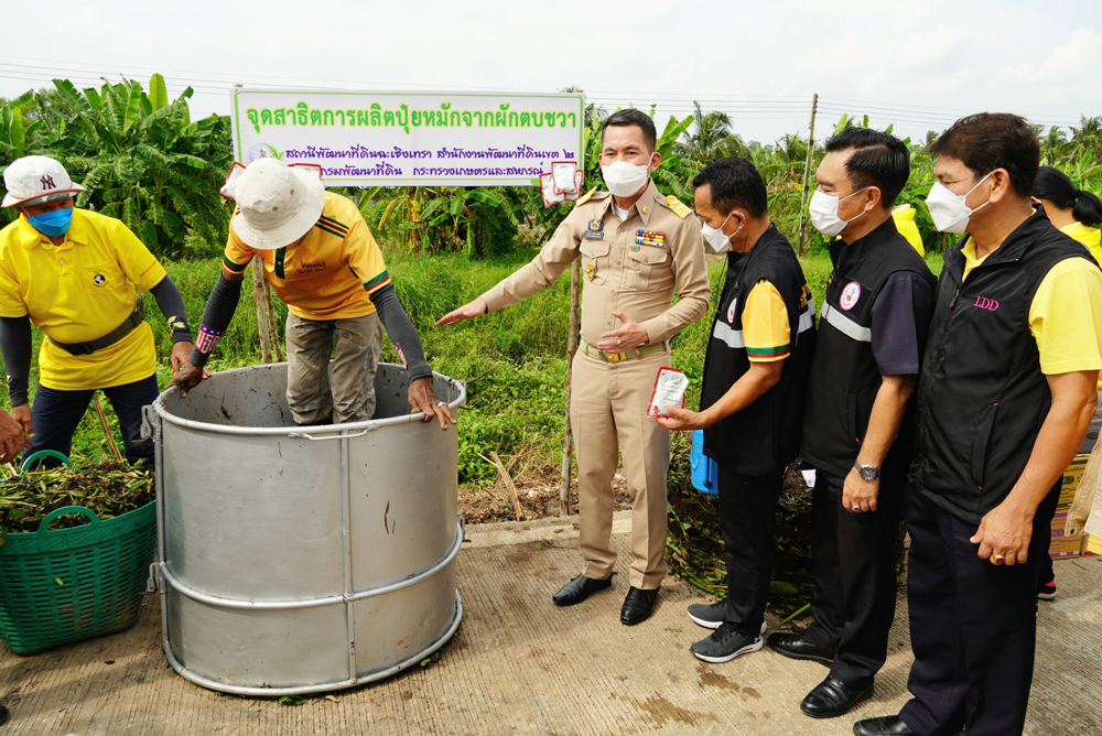 ผู้ว่าฯแปดริ้วทำปุ๋ยหมักจากผักตบชวา เพื่อนำไปปรับปรุงบำรุงดินให้เกษตรกร