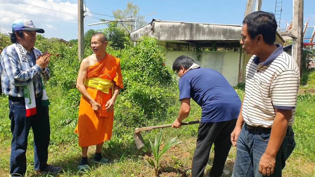 โครงการปลูกมะพร้าวน้ำหอม 100 วัด ปลูกต้นแรกที่วัดหนองขาม จ.กำแพงเพชร