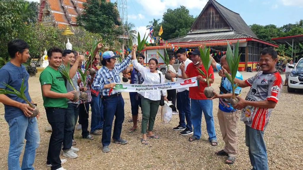 พิธีกล่าวแนะนำโครงการ โดยลุงพร เกษตรก้าวไกล และได้รับเกียรติจากผู้ใหญ่การ้อง พรมสุวรรณ์ เป็นประธานเปิดตัวโครงการ