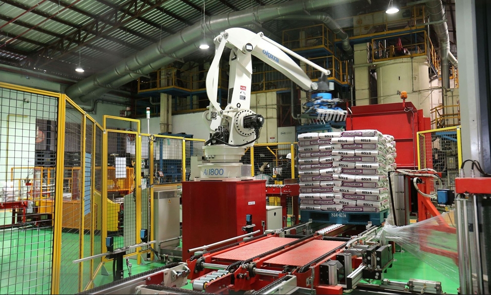 การใช้หุ่นยนต์แขนกลในการจัดเรียงสินค้าเพิ่มความปลอดภัยลดการใช้แรงงานหนักและความเสี่ยงต่ออุบัติเหตุ