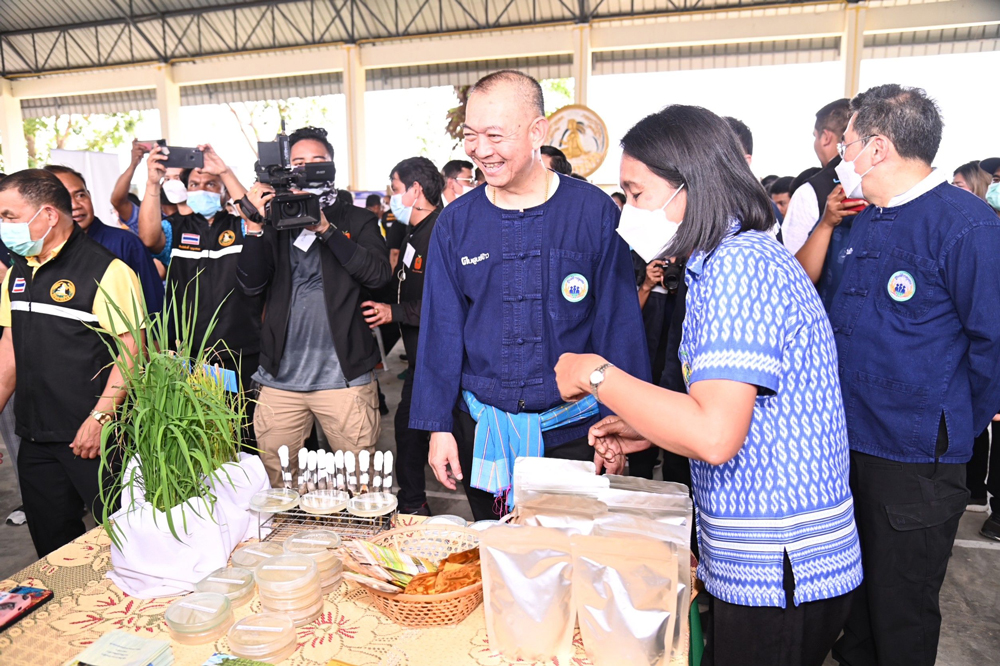 รมว.เฉลิมชัย ชูเกษตรแปลงใหญ่ จัดอบรมลดต้นทุนผลิตให้กลุ่มชาวนานครศรีฯ