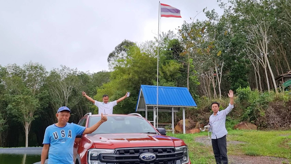 ธงชาติไทยชักขึ้นที่ริมสระเก็บน้ำ..สื่อถึงชาวโลกว่าเราจะผลิตทุเรียนคุณภาพด้วยระบบน้ำที่ดีที่สุด