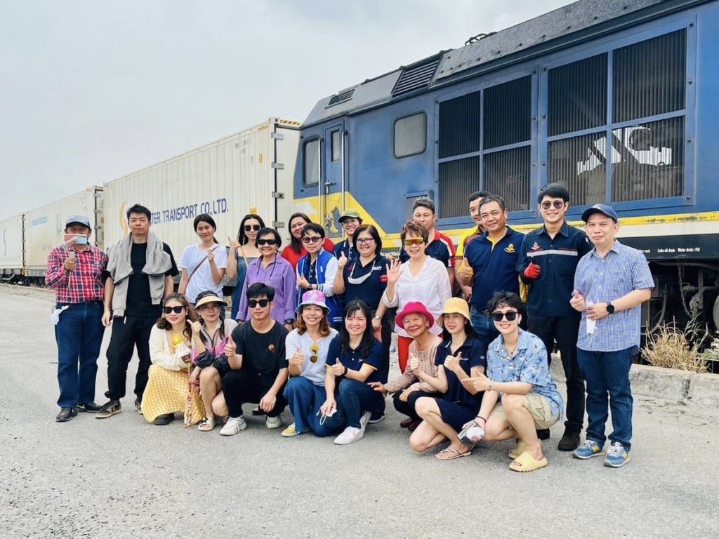 คณะสมาคมพืชสวนฯ ถ่ายภาพร่วมกัน ทั้งการรถไฟแห่งประเทศไทย หนุ่มสาวชาวจีนที่มาถ่ายทอดสด และผู้บริหารของสปีดอินเตอร์ฯ